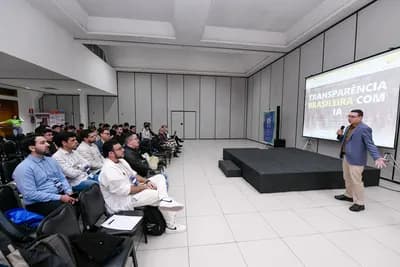 Sala cheia no Computec durante a sessão